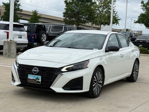 Used 2025 Nissan Altima 2.5 SV FWD image 8