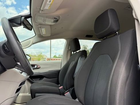 Used 2023 Chrysler Voyager LX FWD image 23