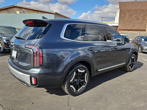 Used 2023 Kia Telluride EX w/ EX Captain's Chair Package image 8