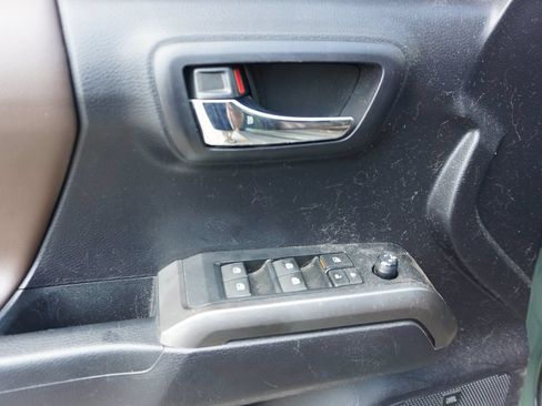 Used 2021 Toyota Tacoma Limited AWD/4WD image 4