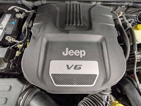 Used 2015 Jeep Wrangler Unlimited Rubicon w/ Connectivity Group image 29