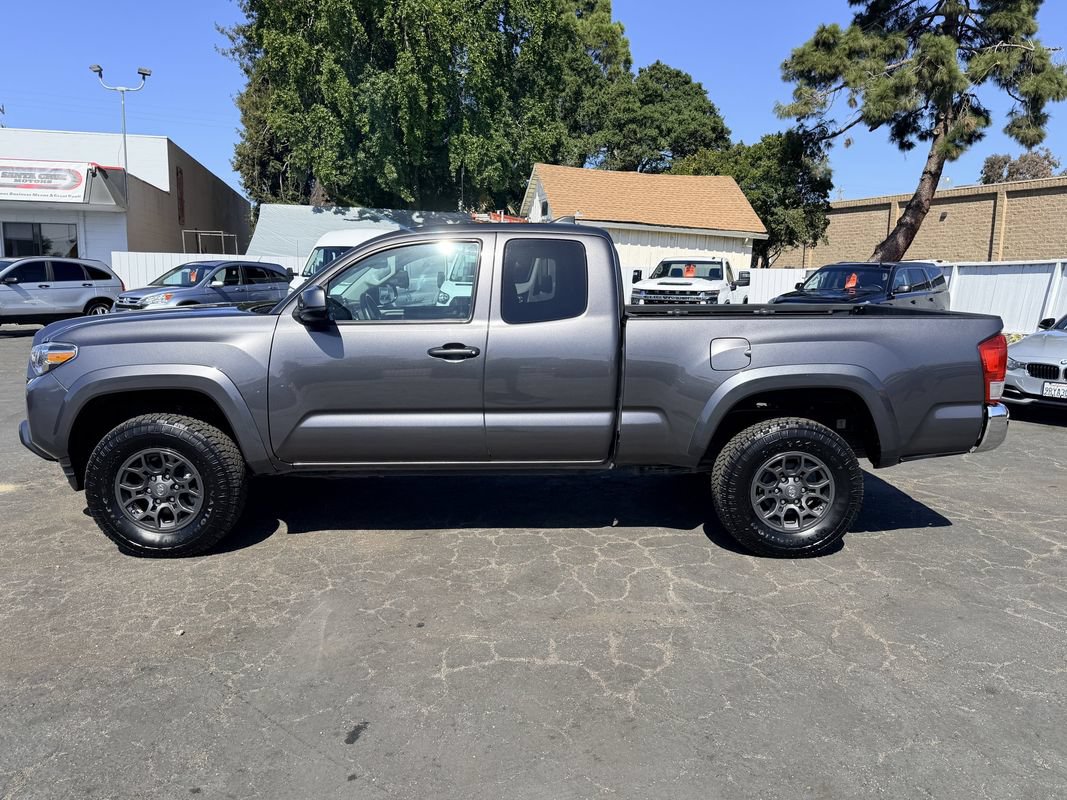 Used 2017 Toyota Tacoma SR5 w/ Tow Package RWD image 8