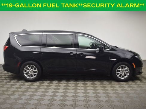 Used 2022 Chrysler Voyager LX image 12