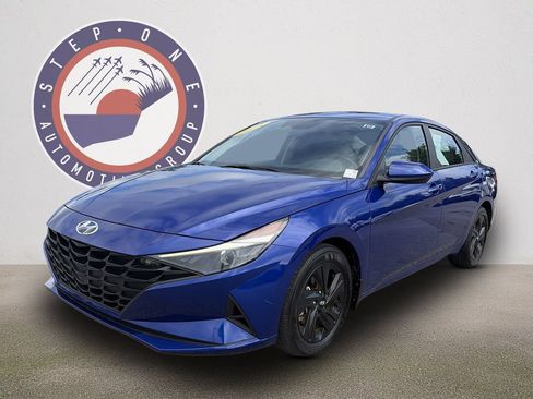 Used 2023 Hyundai Elantra SEL FWD image 2