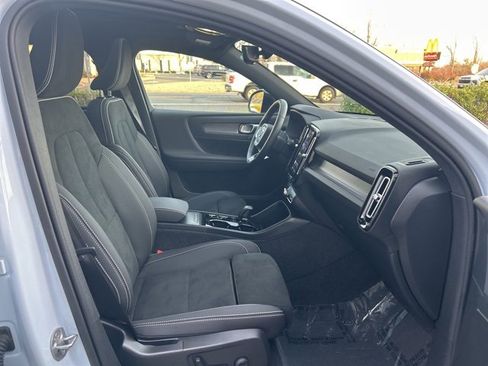 Certified 2025 Volvo XC40 B5 Plus image 15