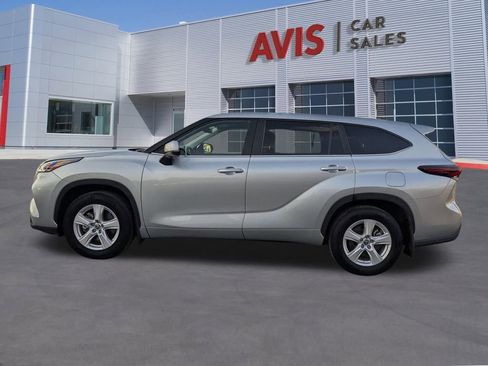Used 2024 Toyota Highlander LE image 2