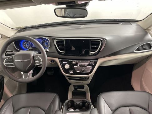 Used 2024 Chrysler Pacifica Touring-L image 18