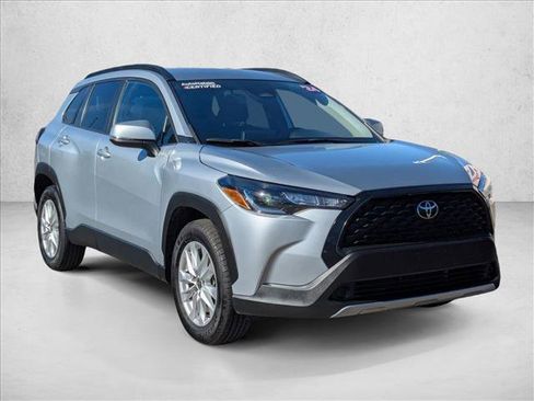 Used 2024 Toyota Corolla Cross LE image 3