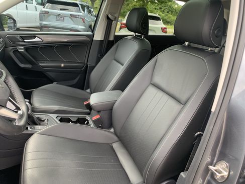 Used 2023 Volkswagen Tiguan SE w/ Panoramic Sunroof Package FWD image 10