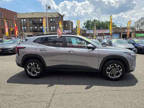 Used 2025 Chevrolet Trax LT FWD image 5