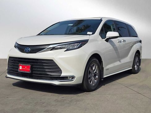 Used 2021 Toyota Sienna XLE AWD/4WD image 7
