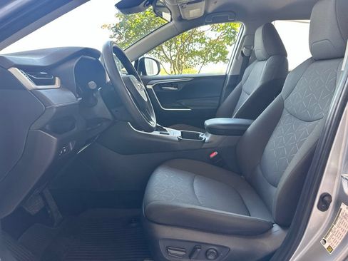 Used 2025 Toyota RAV4 XLE AWD/4WD image 12