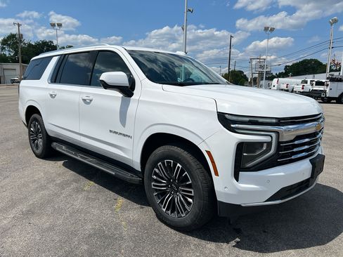 Used 2025 Chevrolet Suburban LT AWD/4WD image 2