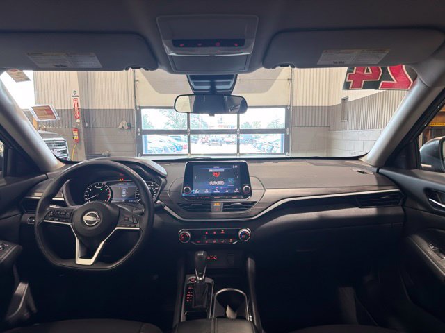 Used 2024 Nissan Altima 2.5 SV FWD image 14