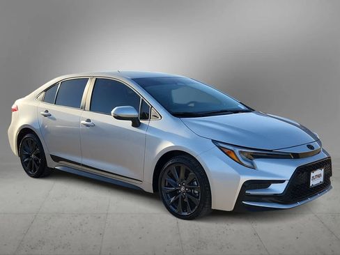 Used 2025 Toyota Corolla SE image 2