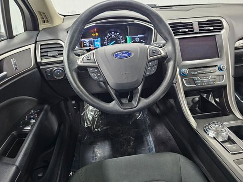 Used 2017 Ford Fusion SE w/ Fusion SE Technology Package FWD image 15