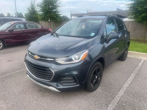 Used 2021 Chevrolet Trax LT w/ Premium Seat Package AWD/4WD image 1