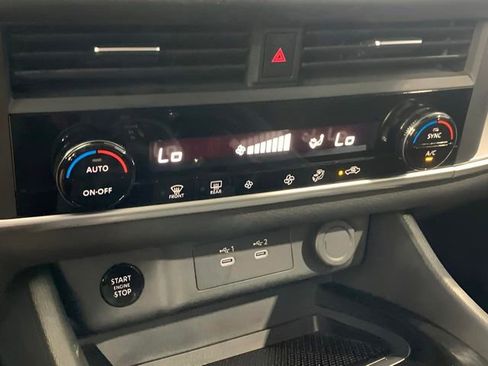 Used 2024 Nissan Rogue SV image 30