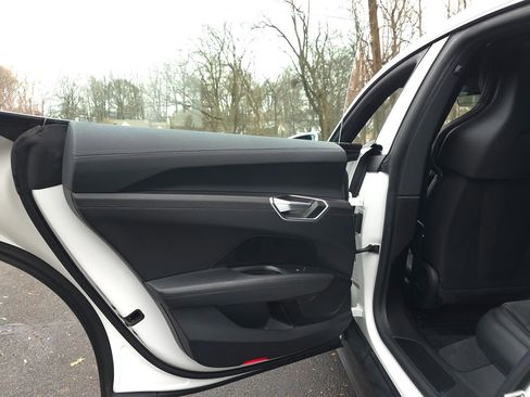 Used 2022 Audi e-tron GT Premium Plus image 25