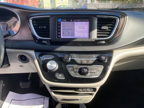 Used 2022 Chrysler Voyager LX image 20