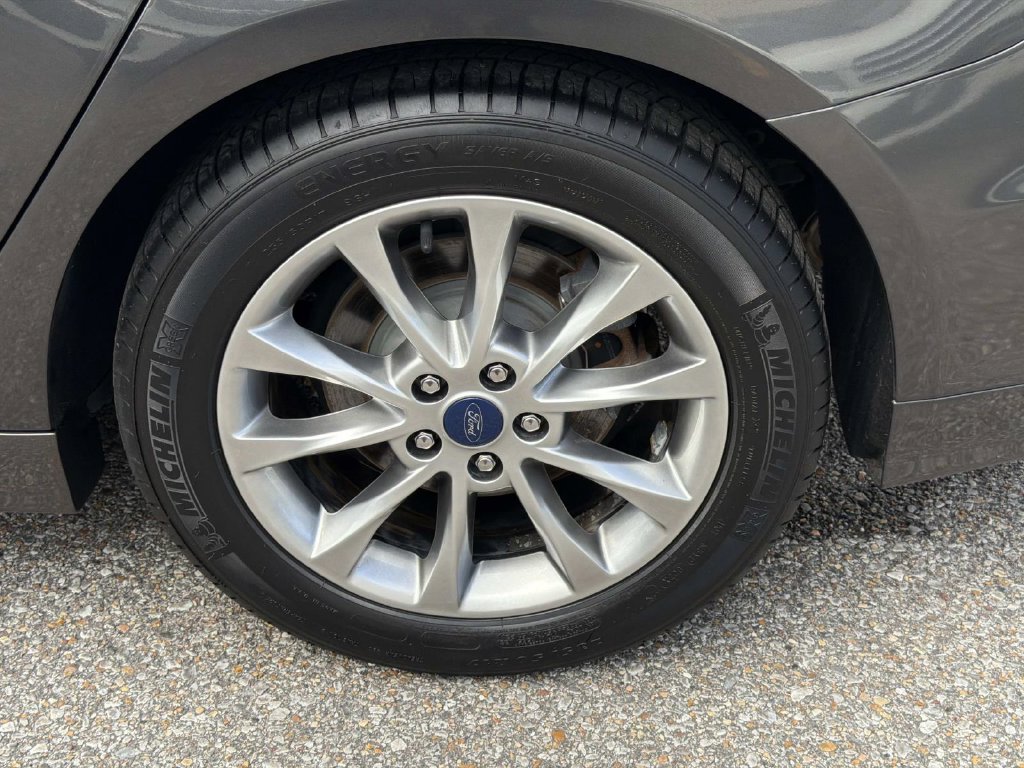 Used 2017 Ford Fusion SE w/ Fusion SE Technology Package FWD image 4