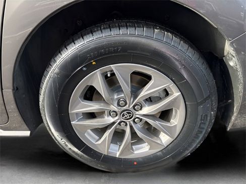 Used 2022 Toyota Sienna LE image 10