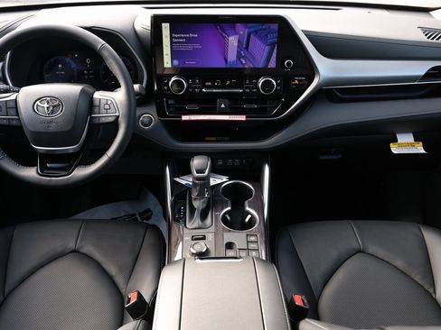 New 2026 Toyota Highlander Limited image 2
