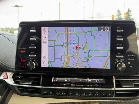 Used 2023 Toyota Sienna Limited image 24