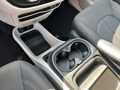 Used 2020 Chrysler Pacifica Touring image 32