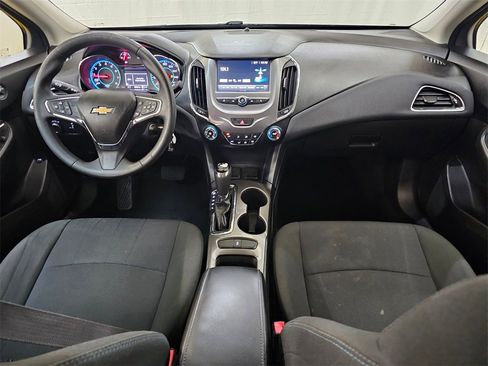 Used 2017 Chevrolet Cruze LT image 18