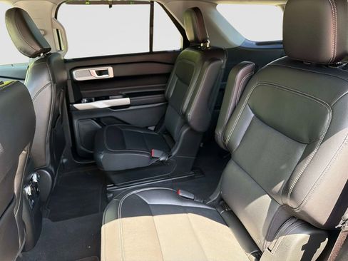 Used 2022 Ford Explorer Limited w/ Equipment Group 301A AWD/4WD image 14