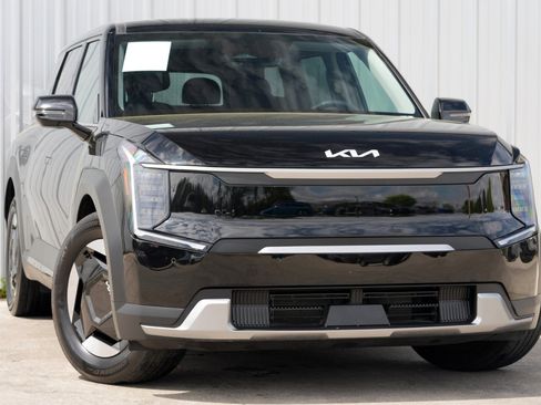 Used 2024 Kia EV9 Light Long Range image 2