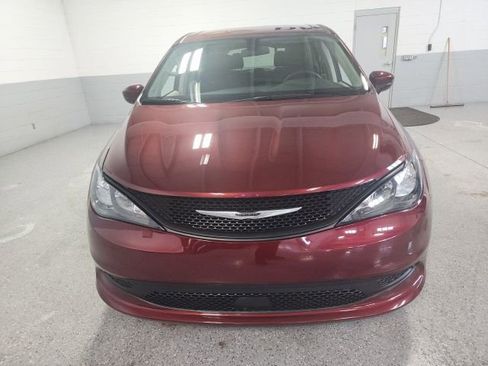 Used 2022 Chrysler Voyager LX image 8