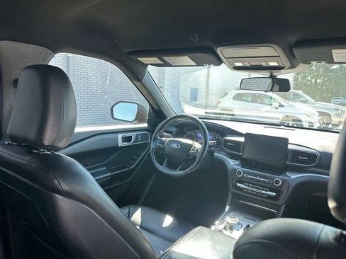Used 2020 Ford Explorer XLT w/ Equipment Group 202A AWD/4WD image 12