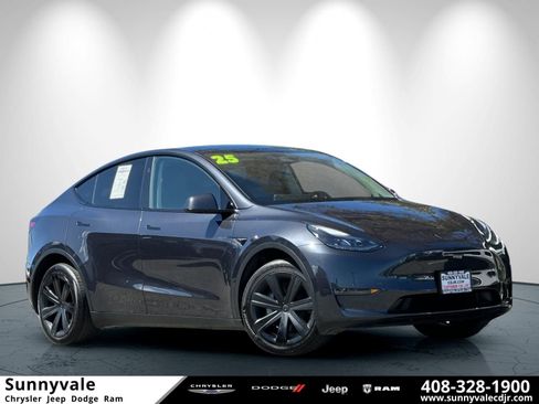 Used 2025 Tesla Model Y Long Range RWD image 1