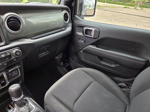 Used 2023 Jeep Gladiator Overland AWD/4WD image 19