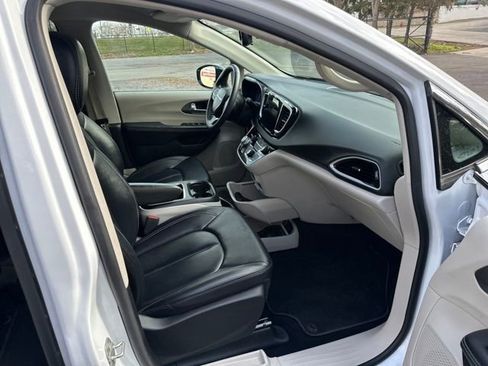 Used 2024 Chrysler Pacifica Touring-L image 12