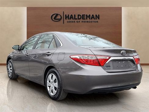 Used 2015 Toyota Camry LE image 4