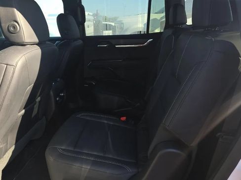 Used 2026 GMC Acadia Elevation w/ Elevation Premium Package FWD image 7