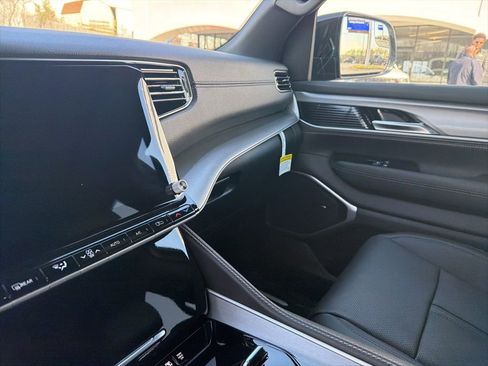 New 2026 Jeep Grand Wagoneer 4WD image 32