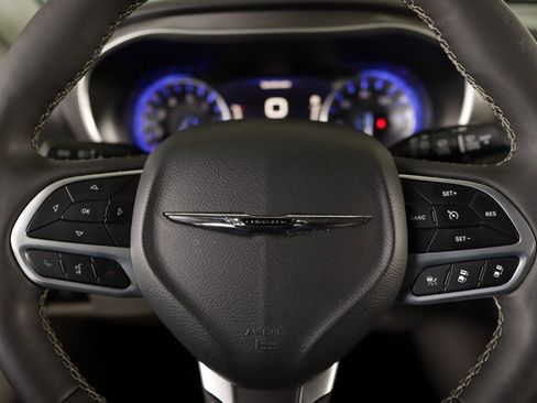 Used 2024 Chrysler Pacifica Touring-L image 10