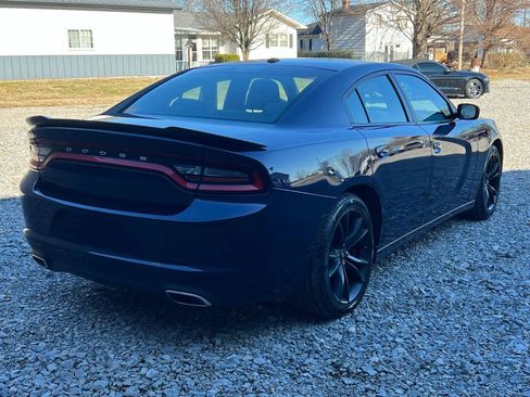 Used 2017 Dodge Charger SE w/ Blacktop Package image 5