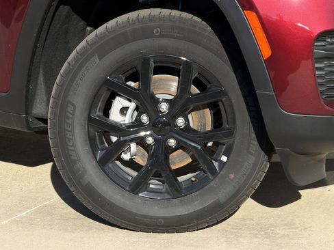 New 2025 Jeep Grand Cherokee Altitude image 8