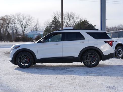 Used 2025 Ford Explorer ST image 7