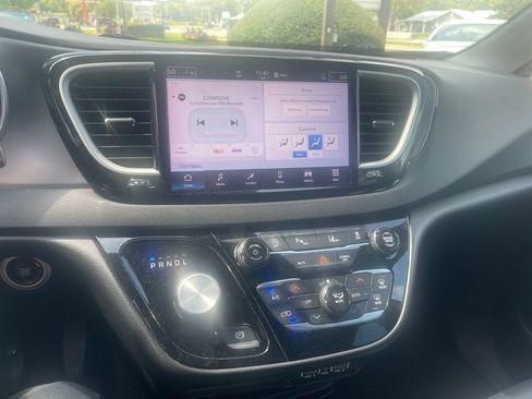 Used 2025 Chrysler Pacifica Select FWD image 13