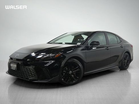 Used 2025 Toyota Camry SE image 1