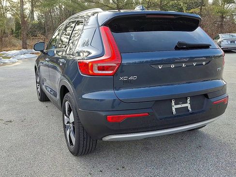 Used 2021 Volvo XC40 T5 Momentum w/ Premium Package image 7