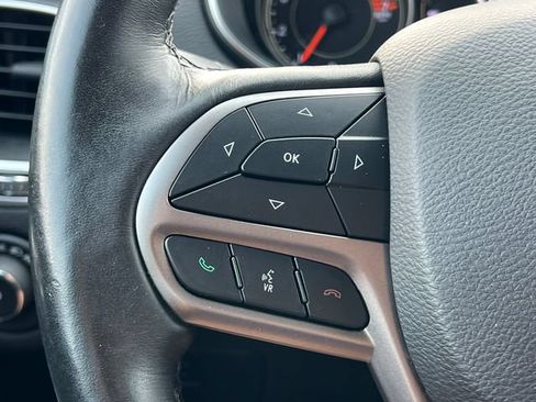 Used 2019 Jeep Cherokee Latitude Plus w/ Cold Weather Group AWD/4WD image 19