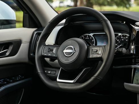 New 2025 Nissan Pathfinder SL image 16