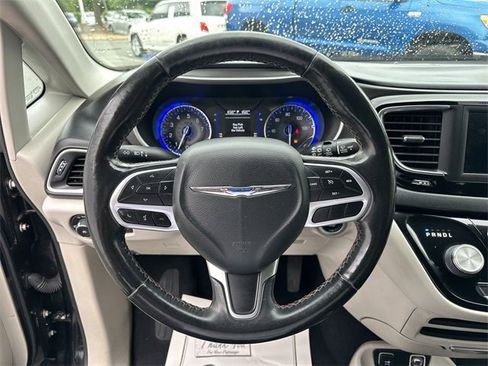 Used 2020 Chrysler Pacifica Touring-L image 14